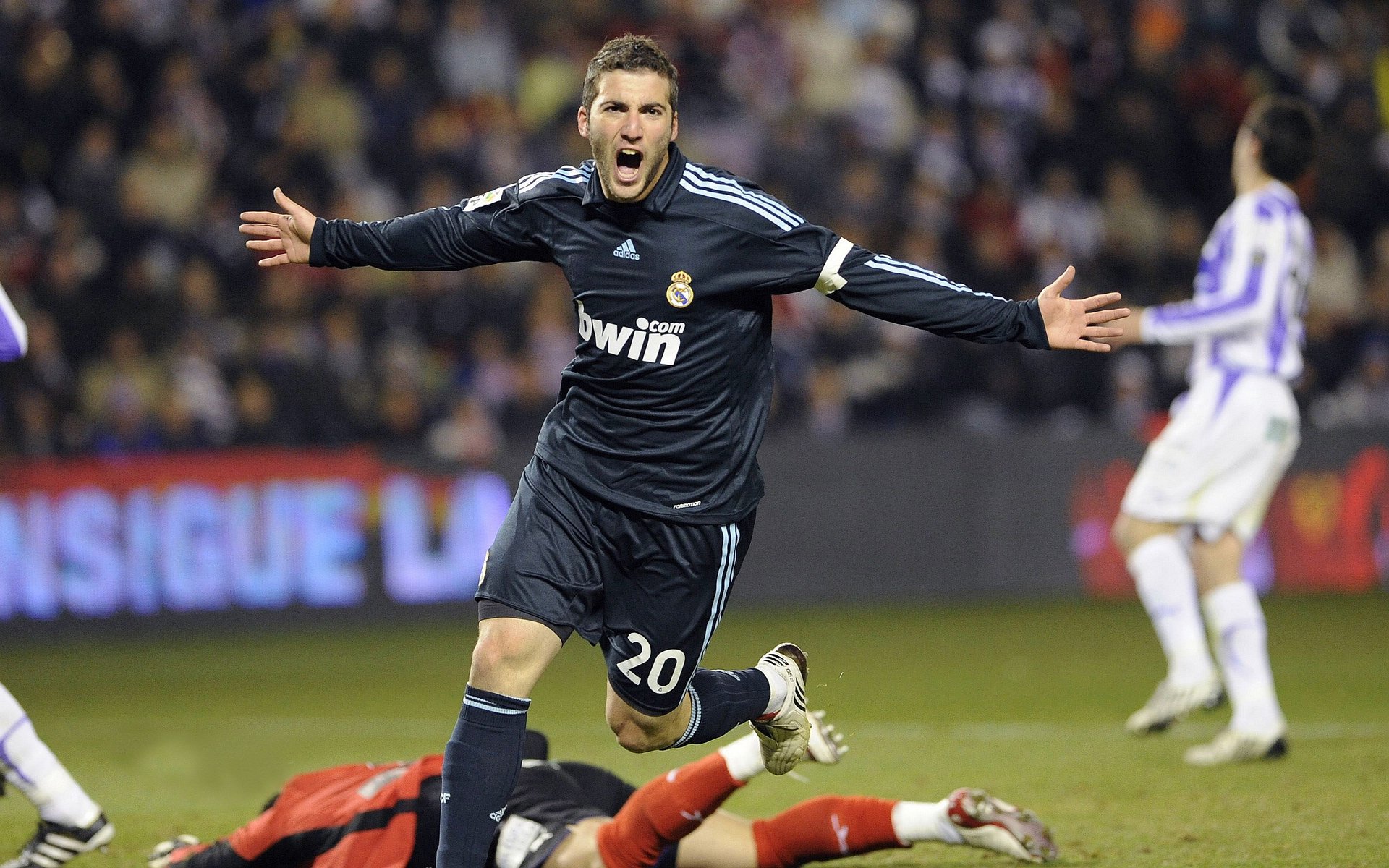 曼联2-2热刺赛后评分：姆贝莫与德利赫特最高，曼联2_1热刺